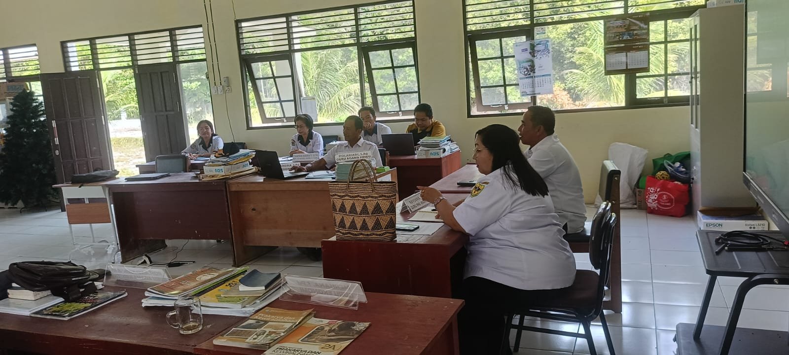 "Agenda Pertemuan Perdana dengan Ibu Pengawas Sekolah di SMA Negeri-1 Banama Tingang"  (1)