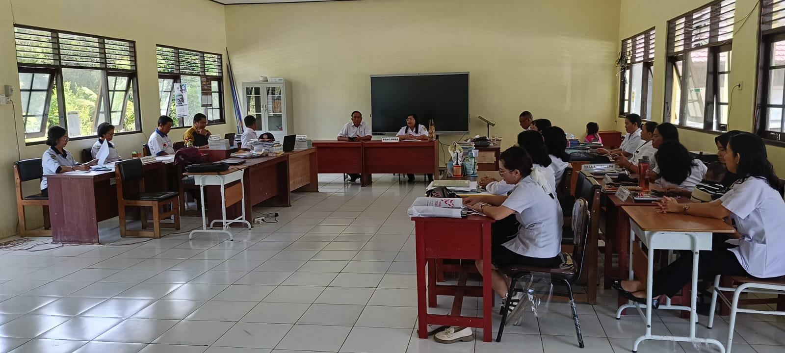 "Agenda Pertemuan Perdana dengan Ibu Pengawas Sekolah di SMA Negeri-1 Banama Tingang"  (3)