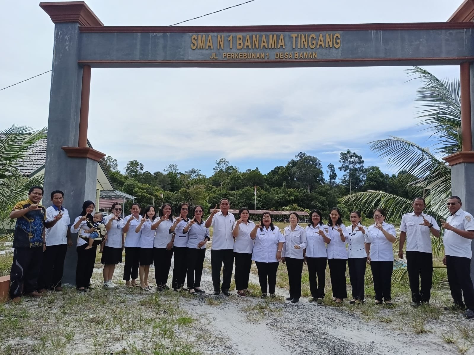"Agenda Pertemuan Perdana dengan Ibu Pengawas Sekolah di SMA Negeri-1 Banama Tingang"  (6)
