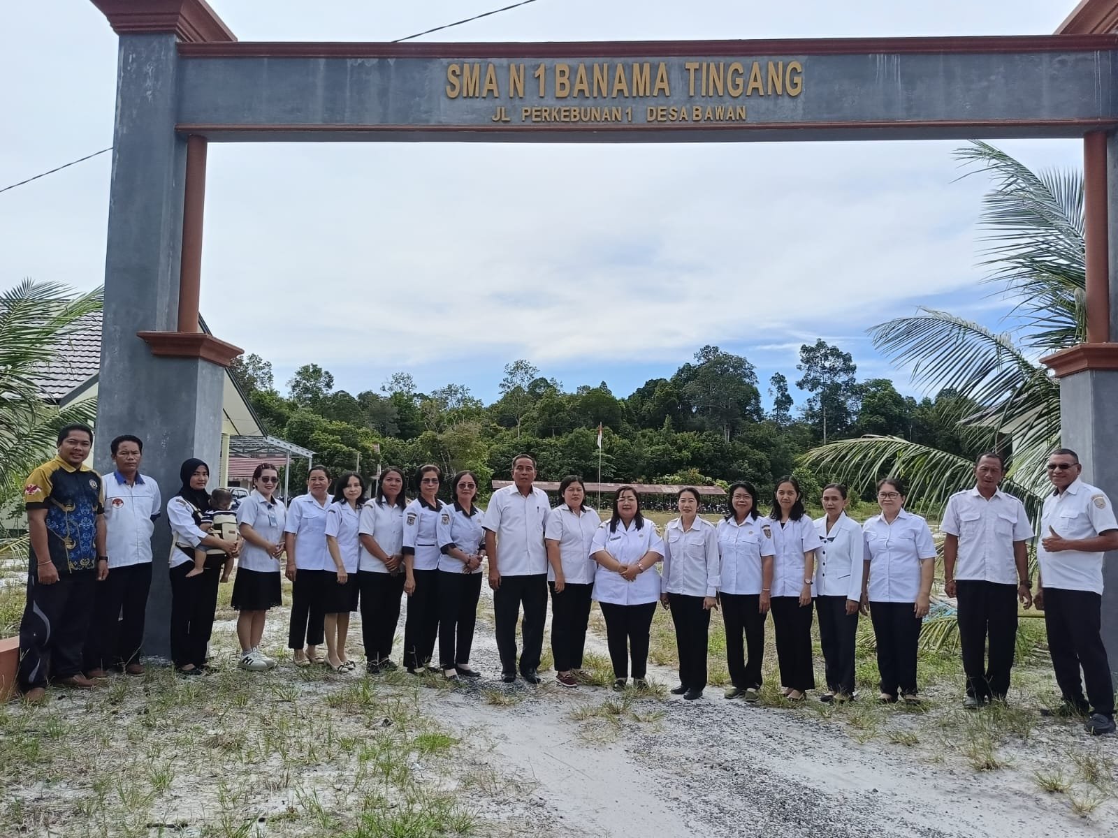 "Agenda Pertemuan Perdana dengan Ibu Pengawas Sekolah di SMA Negeri-1 Banama Tingang"  (4)