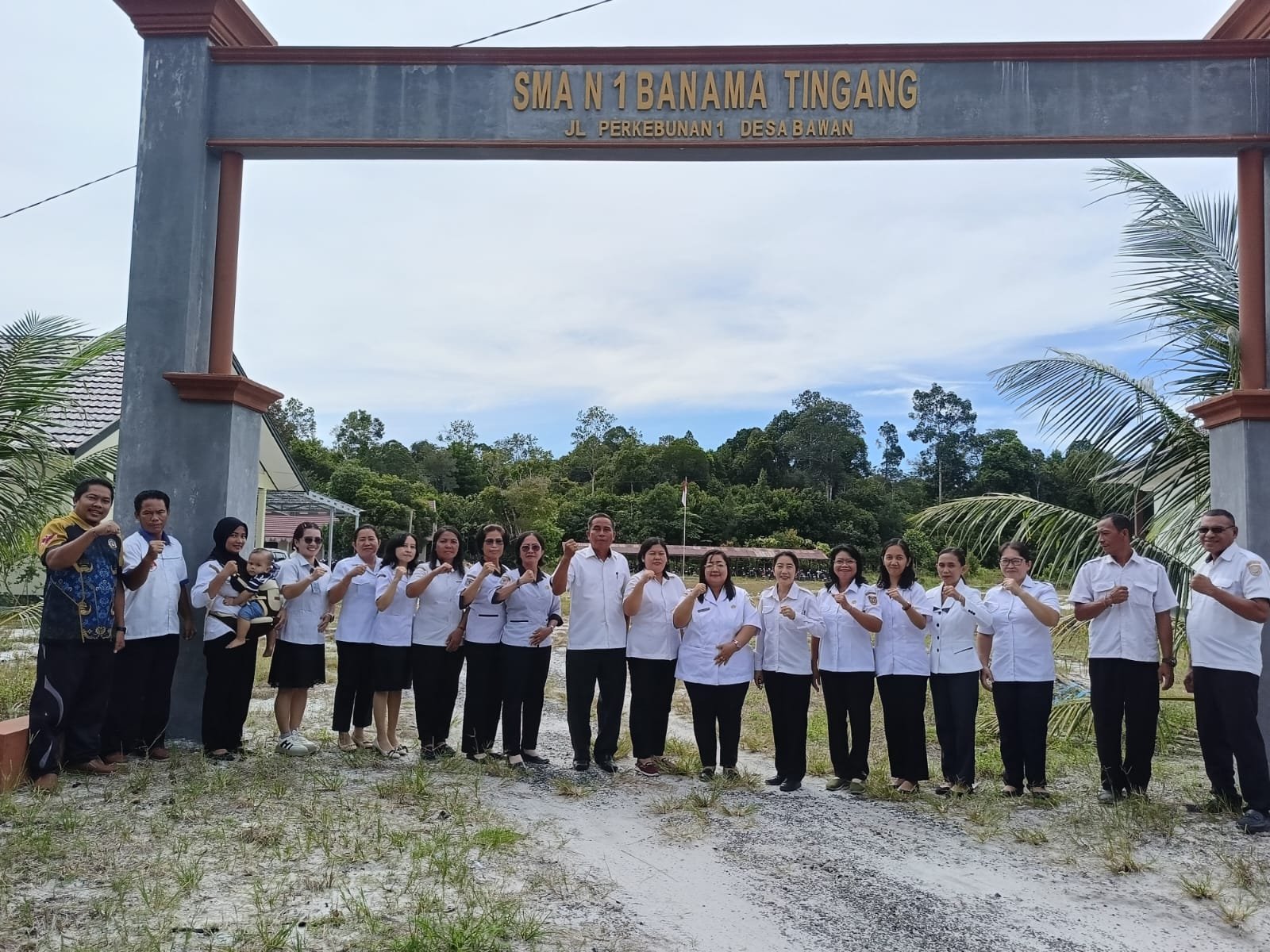 "Agenda Pertemuan Perdana dengan Ibu Pengawas Sekolah di SMA Negeri-1 Banama Tingang"  (5)